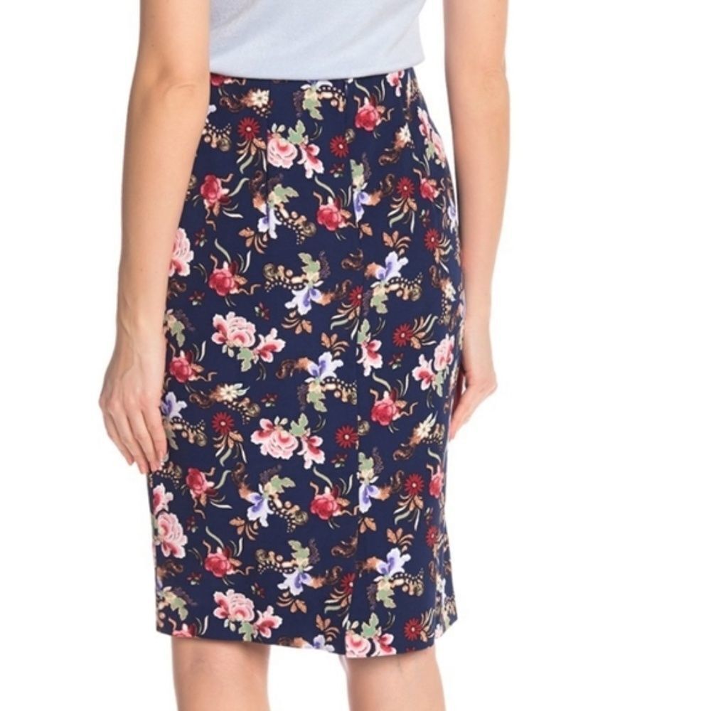 Philosophy Pencil Skirt in Floral - Picture 2 of 6